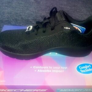 Women's tennis shoes